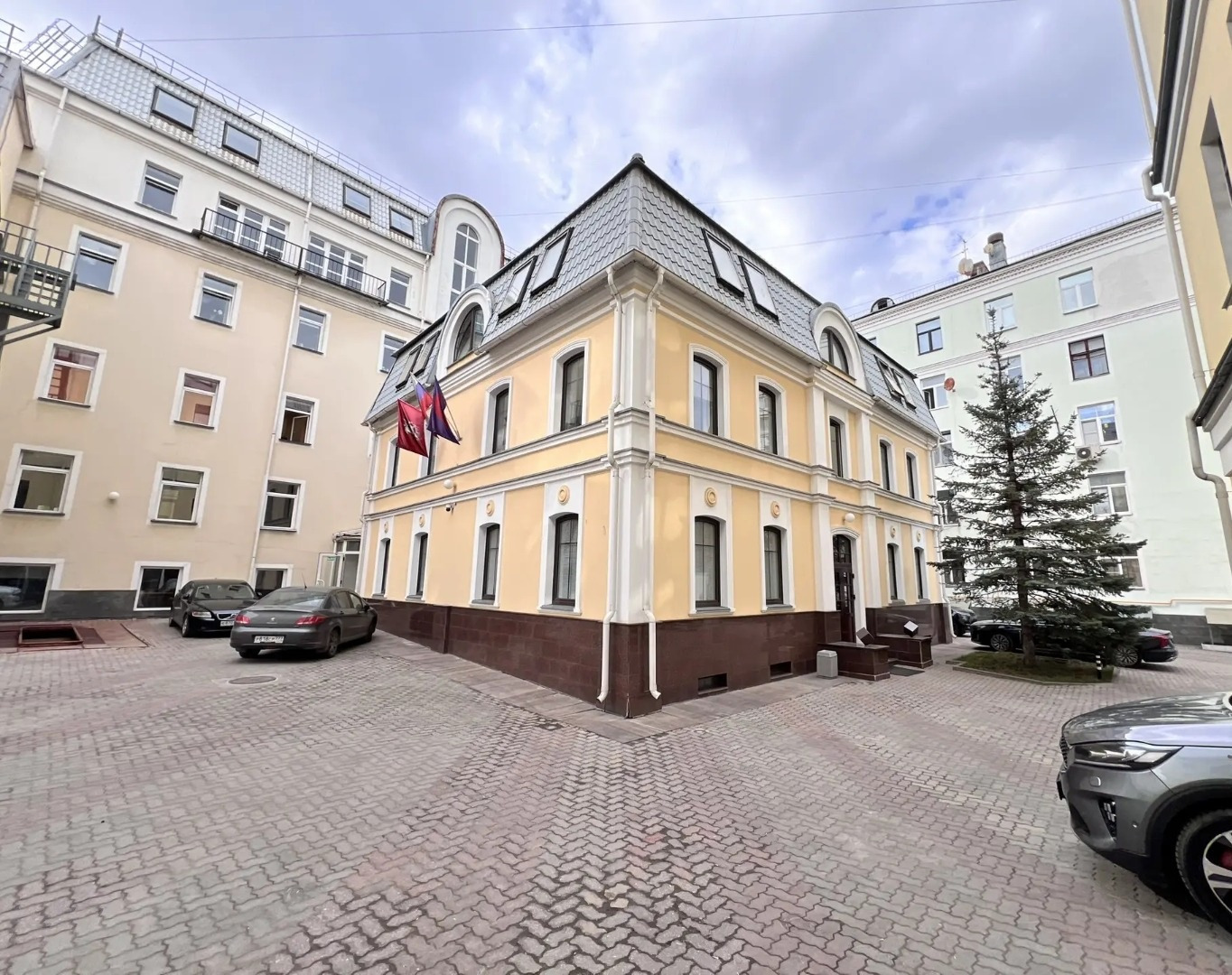 Предлагаем в аренду особняк общей площадью 478 кв.м.

Презентабельный БЦ в пешей доступности от ст.м.Курская  

Кондиционирование.
Готов к заезду арендатора.

Предоставляется юридический адрес 9 ИФНС.
Аренда от собственника.

Ежемесячный платеж: 1 912 000 р. вкл. НДС 22%
В арендную ставку все включе