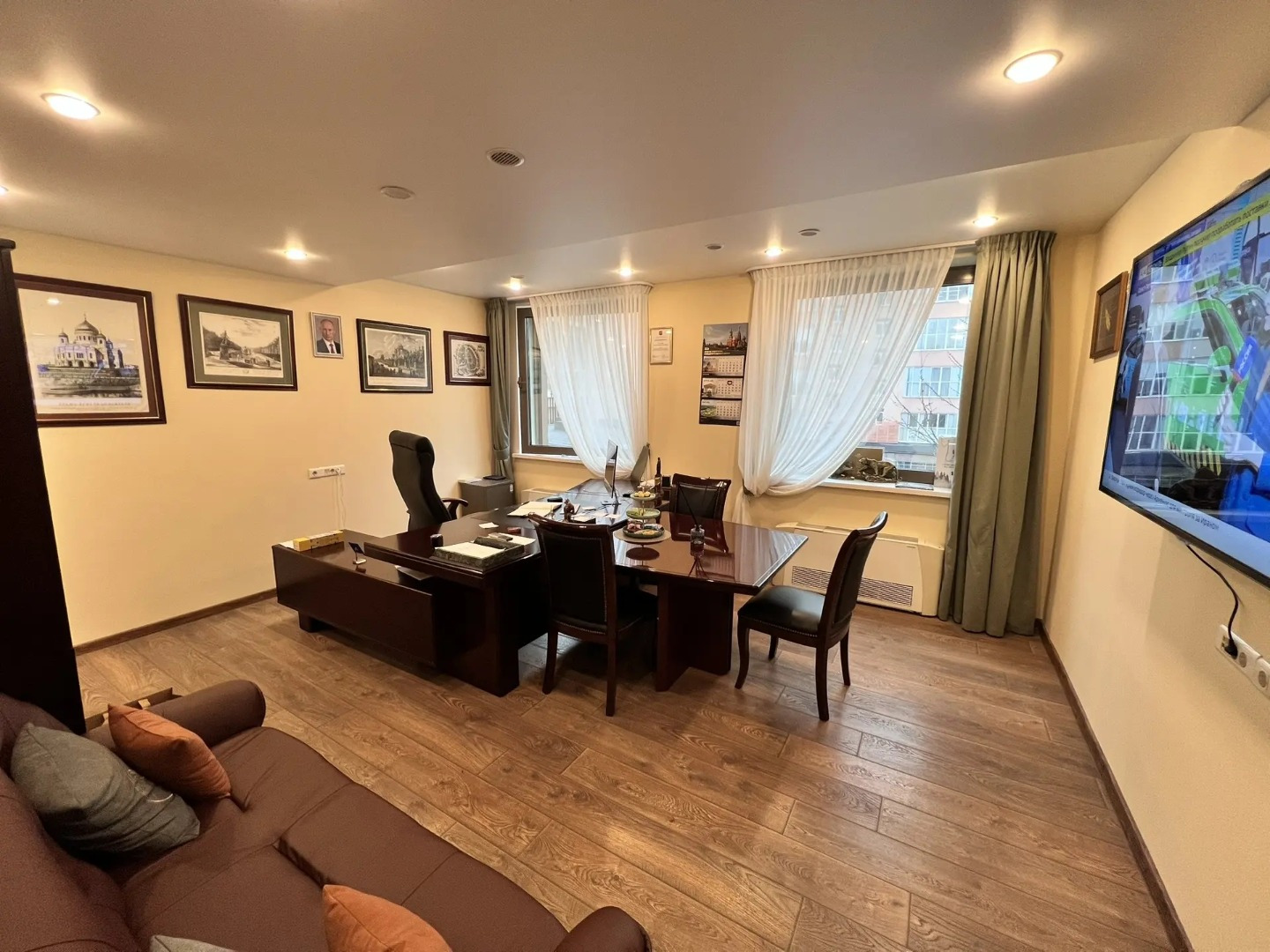 Предлагается в аренду офисное помещение в 4-мин. ходьбы от м. «Новослободская».

Общая площадь 182 кв. м. 
Шесть кабинетов, ресепшен, кухня, санузел, серверная и кладовка.
4-й этаж. 

- Высококачественная стандартная отделка.
- Современные системы инженерного оборудования.
- Система централизованног