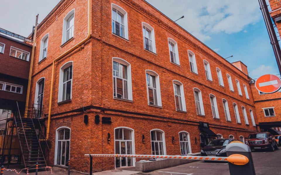 Предлагаем в аренду помещение в бизнес парке: «Московский шёлк »

Общая площадь 293,6 кв.м.

Описание помещения:
- смешанная планировка.
- Назначение – офис

Коммуникации и инженерные системы:
- система приточно-вытяжной вентиляции, кондиционирование
- централизованная система отопления
- централизо