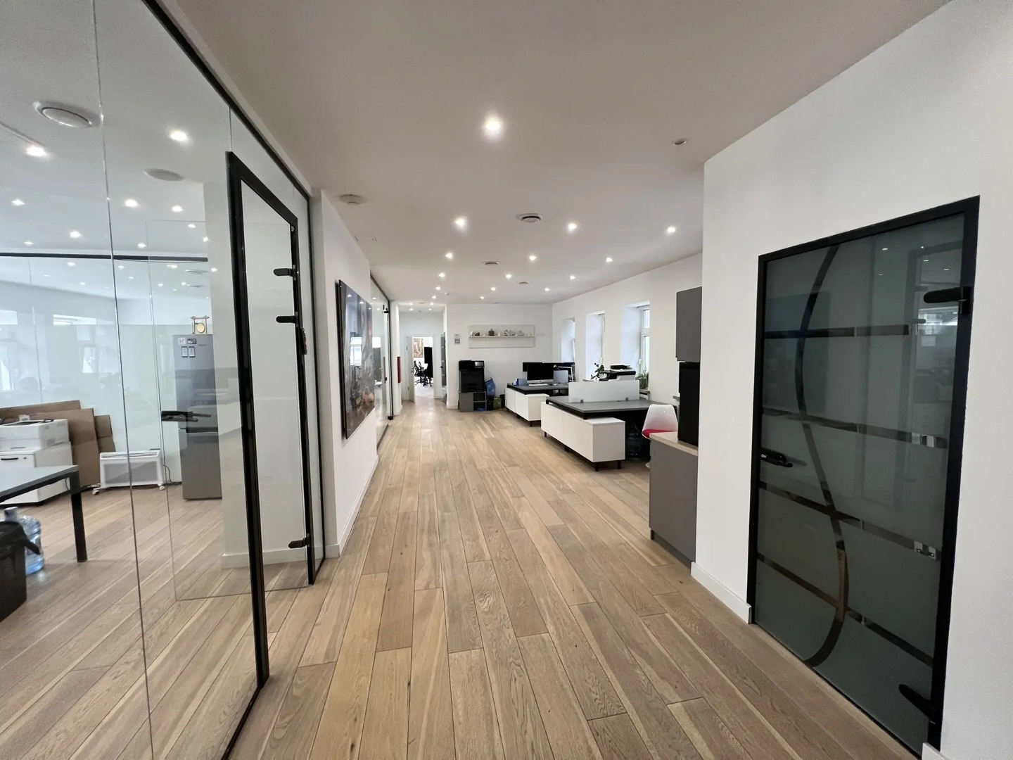 Предлагаем в аренду офис на Якиманке.

Общая площадь 242 кв.м.
Планировка: опен спейс, кабинеты, серверная и сан узлы.
Пешая доступность от станций метро (не более 5 минут) – «Октябрьская», «Полянка», «Третьяковская».


В помещении произведена внутренняя офисная современная отделка.
В целях безопасн