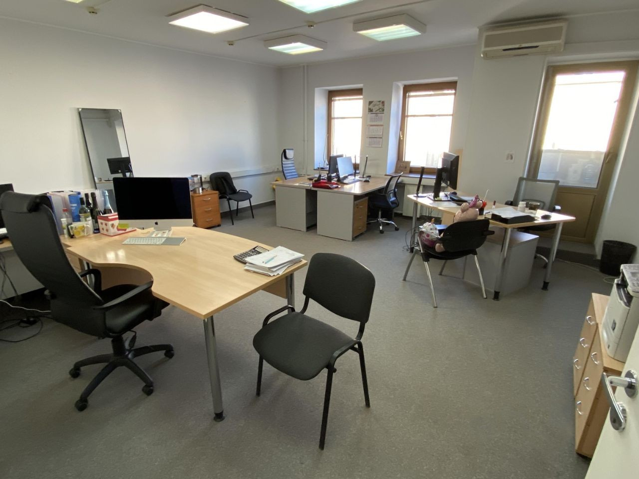 Предлагаем в аренду офис в БЦ класса В.

Здание находится на первой линии садового кольца.
7 мин до м. Маяковской, 9 мин до м. Баррикадная. 

Общая площадь 90 кв.м.
Планировка: 2 больших кабинета, серверная и балкон.

НДС 5%, юр. адрес возможен.
В ставку включено все, кроме электричества. 

Парковка