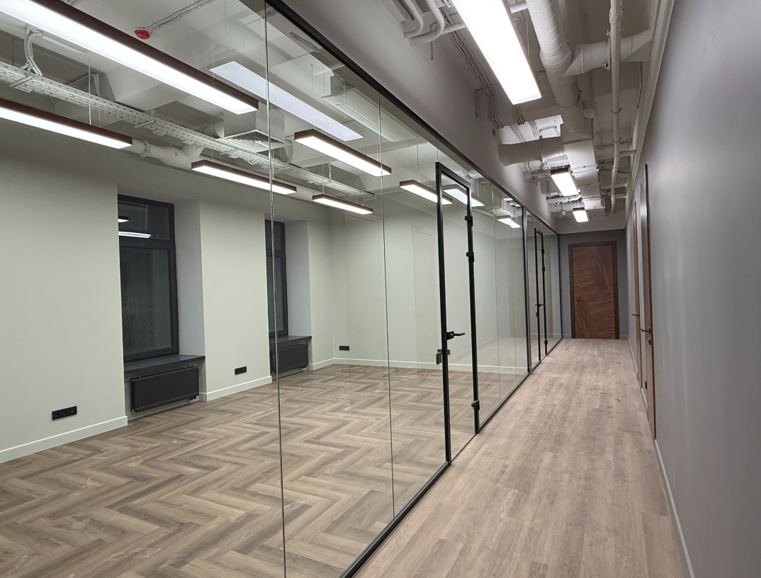 Сдается в аренду представительский офис от собственника

Офис удобно зонирован - разнесены зоны сотрудников и руководства. В зоне руководителя собственный кофепоинт, санузел с душем и балкон с видом на исторический центр. 
В зоне сотрудников своя кухня, с/у и зона отдыха.

Камерная атмосфера, дороги