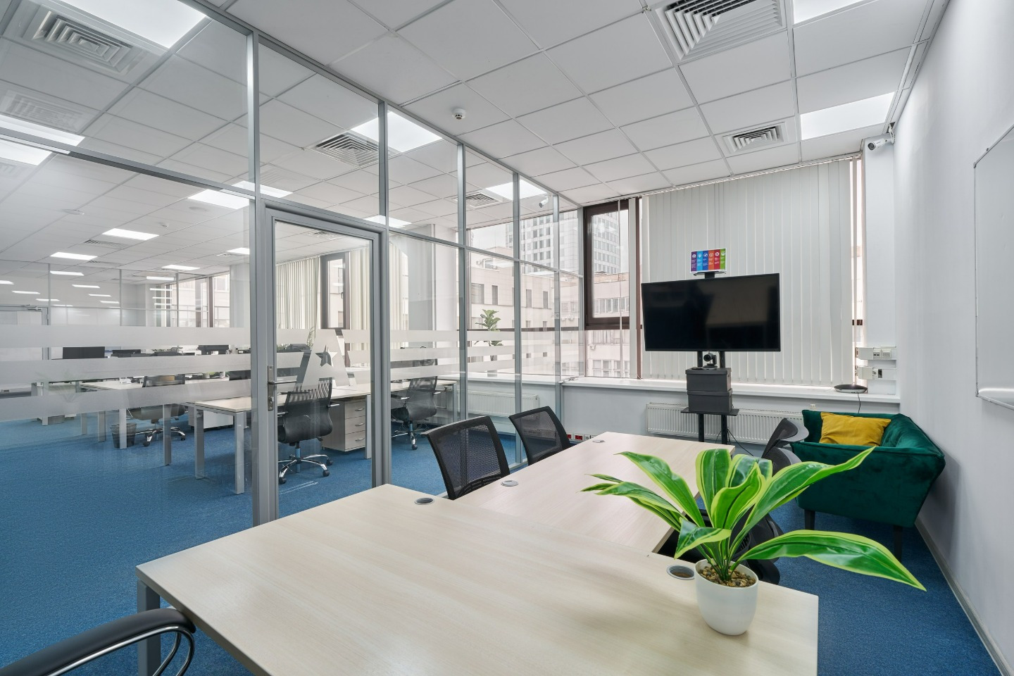 Офисное помещение в Бизнес-Центре «Авион». 

Общая площадь 295 кв.м.
Состояние помещений - с отделкой.
Смешанная планировка -кухня, с/у. 

Вентиляция: приточно-вытяжная.
Кондиционирование.
Видеонаблюдение.
Система контроля доступа.

Противопожарные системы: сплинкерная система, система оповещения.
И