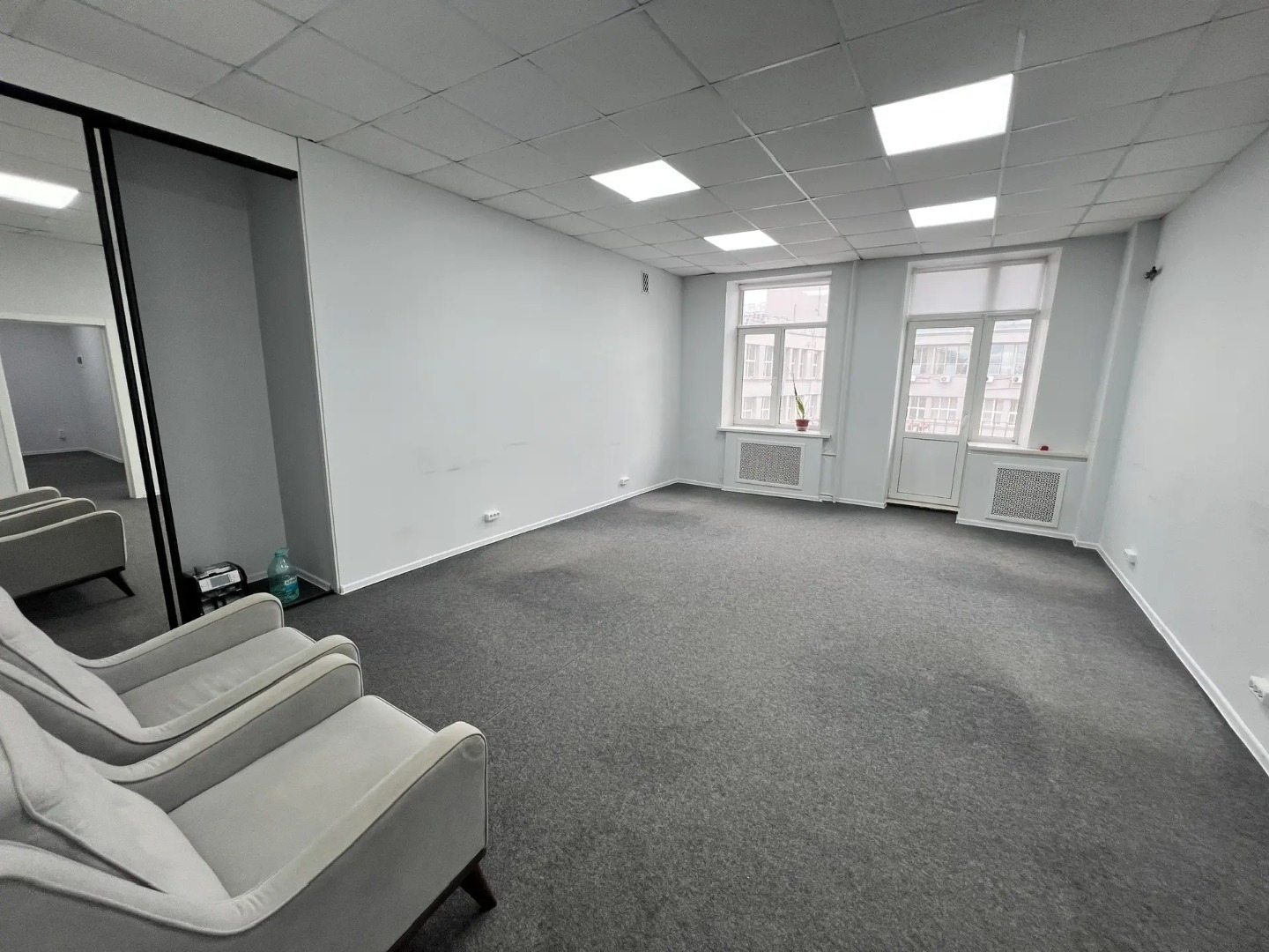 Предлагаем в аренду офис 

Общая площадь 66.5 кв.м. 
Качественный ремонт.
Блок из двух кабинетов.

7-й этаж. 

БЦ расположен на первой линии садового кольца в 300 метрах от метро Красные ворота. 

Режим работы БЦ: с 8 до 23 ежедневно. 
Круглосуточная охрана. 

Стоимость аренды 219 450 р. в месяц.
Де