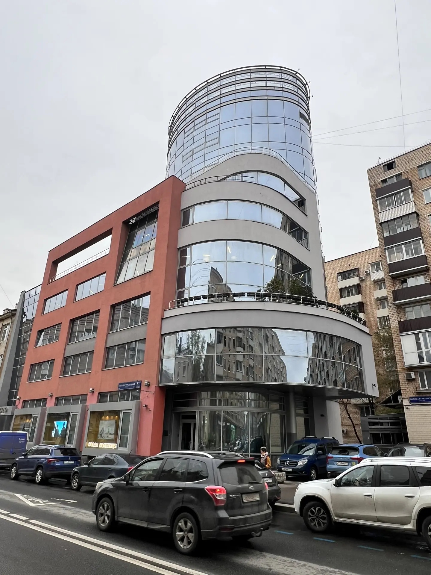 Предлагаем в аренду офис в бизнес-центре.

Общая площадь 350 кв.м
Второй этаж.
Хорошая отделка, много естественное освещения благодарю наличию больших окон в кабинетах. 

Планировка смешанная, кухня и два сан. узла.
Центральное кондиционирование и вентиляция. 

В БЦ круглосуточная охрана и видеонабл