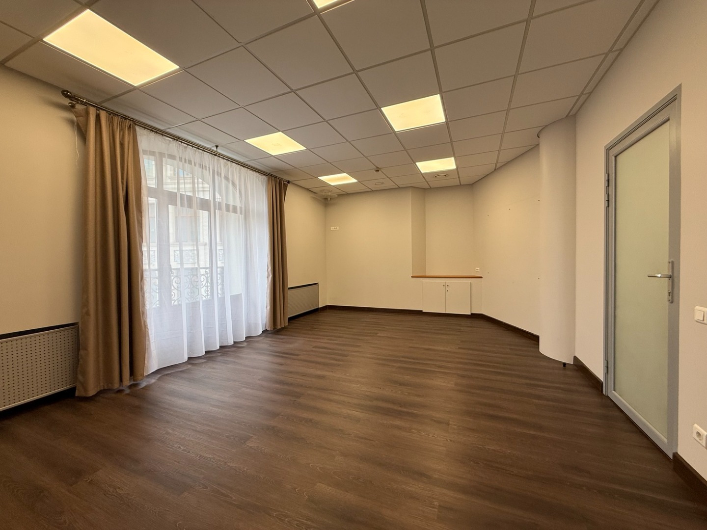 Предлагается в аренду офис Бизнес центре «Якиманка».

Исторический центр Москвы, в 1 км. до Кремля.

Офис на третьем этаже общей площадью 253 кв.м.
Кабинетная планировка; девять кабинетов кухня и сан. узлы. 

До станции метро Полянка 300 м–4 минуты пешком.

Центральные системы кондиционирования и ве