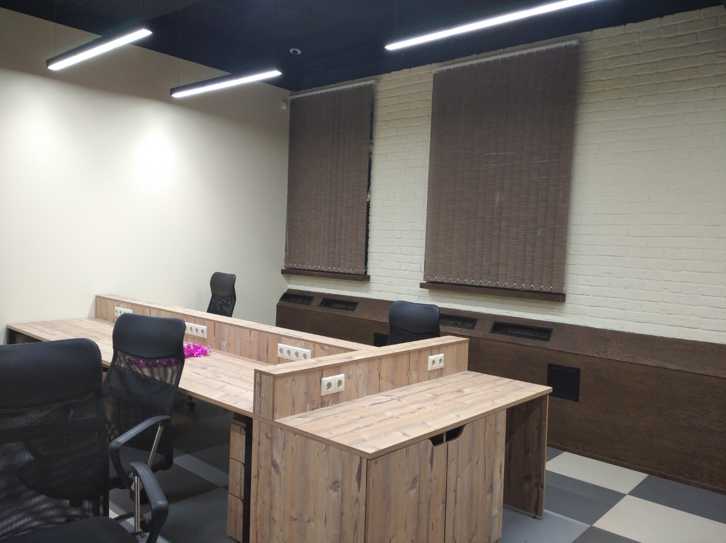 Предлагаем в аренду офис в бизнес-центре «Салют».

Общая площадь 231 кв.м.
Cовременная меблировка, комната приёма пищи, санузлы в блоке. Тёплый пол
Отдельные входы с улицы и с парковки.
2 парковочных места (оплачиваются отдельно).
34-39 рабочих мест
Офис готов к въезду.
Этаж 1-й

Вентиляция: приточн