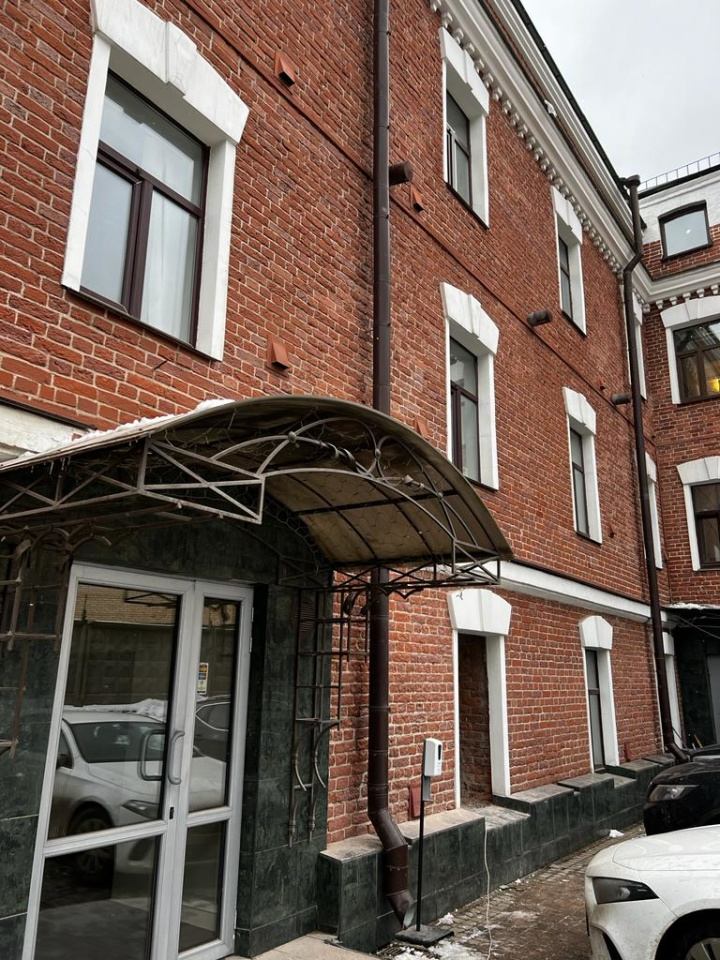 Предлагаем в аренду офис общей площадью 295 кв.м. 
Первый этаж.
Два входа.
Идет ремонт.
Потолки 3 метра.
Лофт.
Планировка смешанная. 
Административное здание в шаговой доступности от метро Белорусская. 
Первая линия домов.  
Вентиляция.
Кондиционирование.
Круглосуточный доступ. Круглосуточная охрана