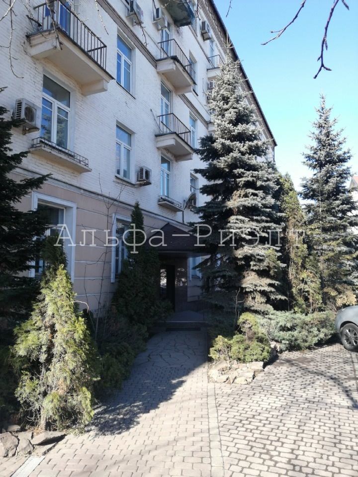 Олег. Сдам в аренду помещение 226 кв. м., с отдельным входом. Кабинетная планировка, сан. узлы. Отделка помещений стандартного офисного типа. Системы безопасности : пожарная сигнализация, видеонаблюдение, круглосуточная охрана. Места для парковки. В шаговой доступности метро, магазины. В цоколе здан