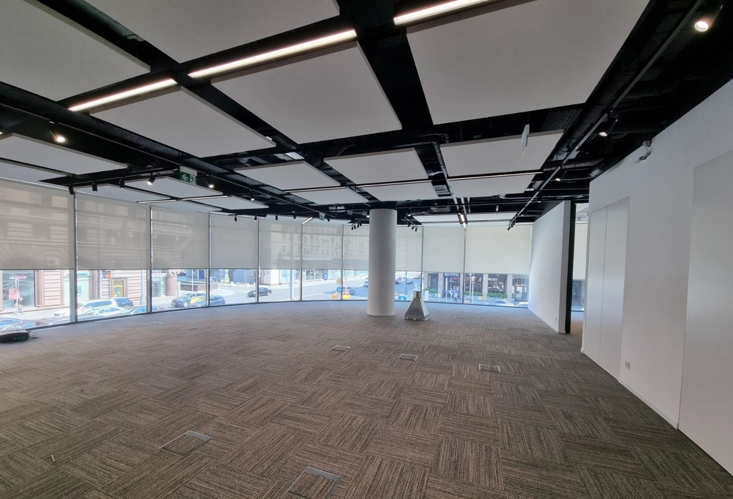 Предлагаем в аренду офис в БЦ класса «А» .

Общая площадь 309 кв.м.
Отдельны вход с  Тверской.

Открытая смешанная:  два кабинета, , open-space, мини кухня, ресепшн, серверная, архив.
Выполнена отделка премиум-класса. 

Рассадка до 50 сотрудников.

Помещение готово к въезду с 1 мая 2026 года

Бизнес