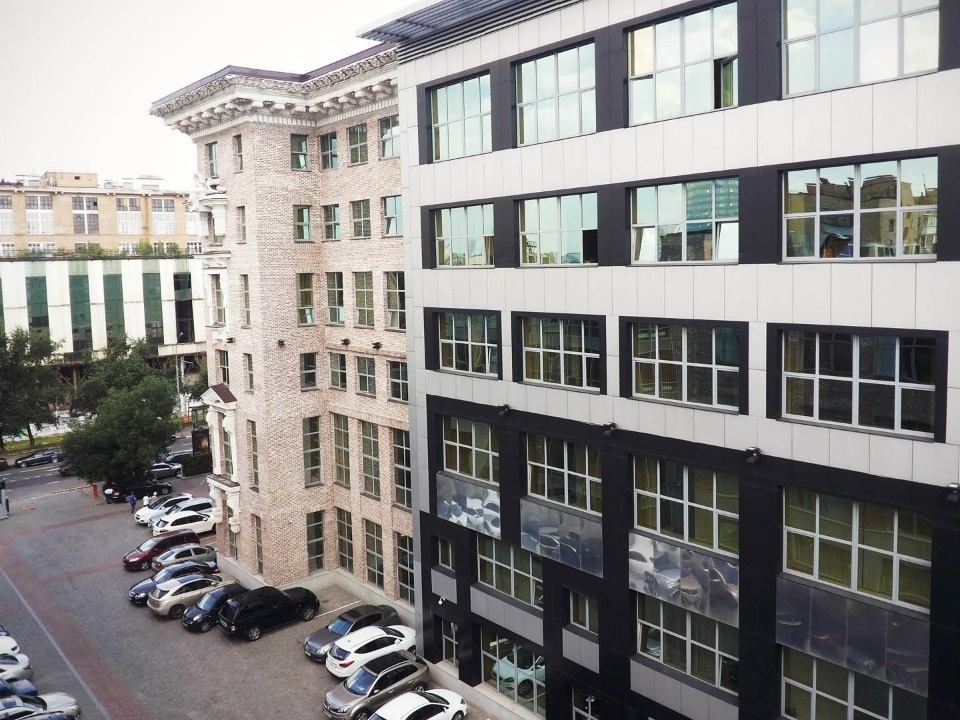 Бизнес центр «Baker Plaza» класса «В»  

Предлагается в аренду офис 580.8 кв.м. на 4 этаже БЦ.
смешанная планировка.
В здании организован просторный светлый атриум, в общественных местах выполнена качественная отделка, интерьеры имеют эксклюзивный дизайн. 
Здание оснащено центральной системой приточ