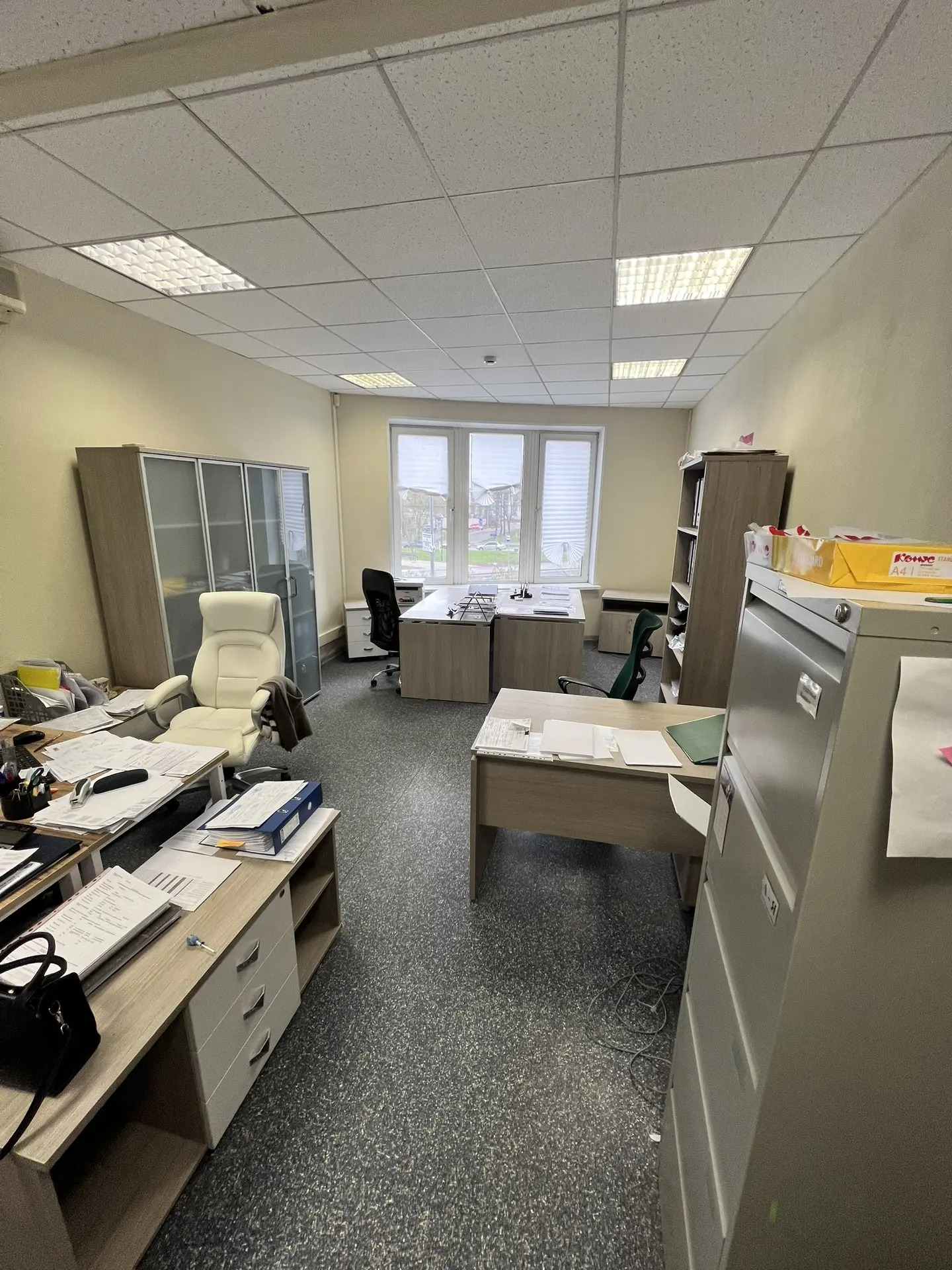 Предлагаем в аренду офис в ЖК «Две Башни».

Общая площадь 225 кв.м.
Кабинетная планировка. 
Хороший ремонт, вентиляция и кондиционирование.
Второй этаж. 

Предоставляется юридический адрес налоговая  34.

От метро Октябрьская поле семь  минут пешком.

Прямая аренда.
Парковка на 5 м/м включена в стои