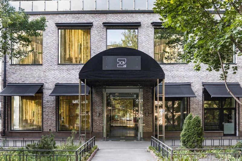Представительский особняк в стиле LOFT с дорогим, дизайнерским ремонтом

Общая площадь 508 кв.м. 
Подвал - 134,8 м2
1 этаж  - 185,05 м2
2 этаж  - 188,15 м2
Терраса.

Открытая планировка с панорамными окнами.  
Имеется лифт. 
Вентиляция: приточно-вытяжная, кондиционирование: сплит-системы.
Возможное 