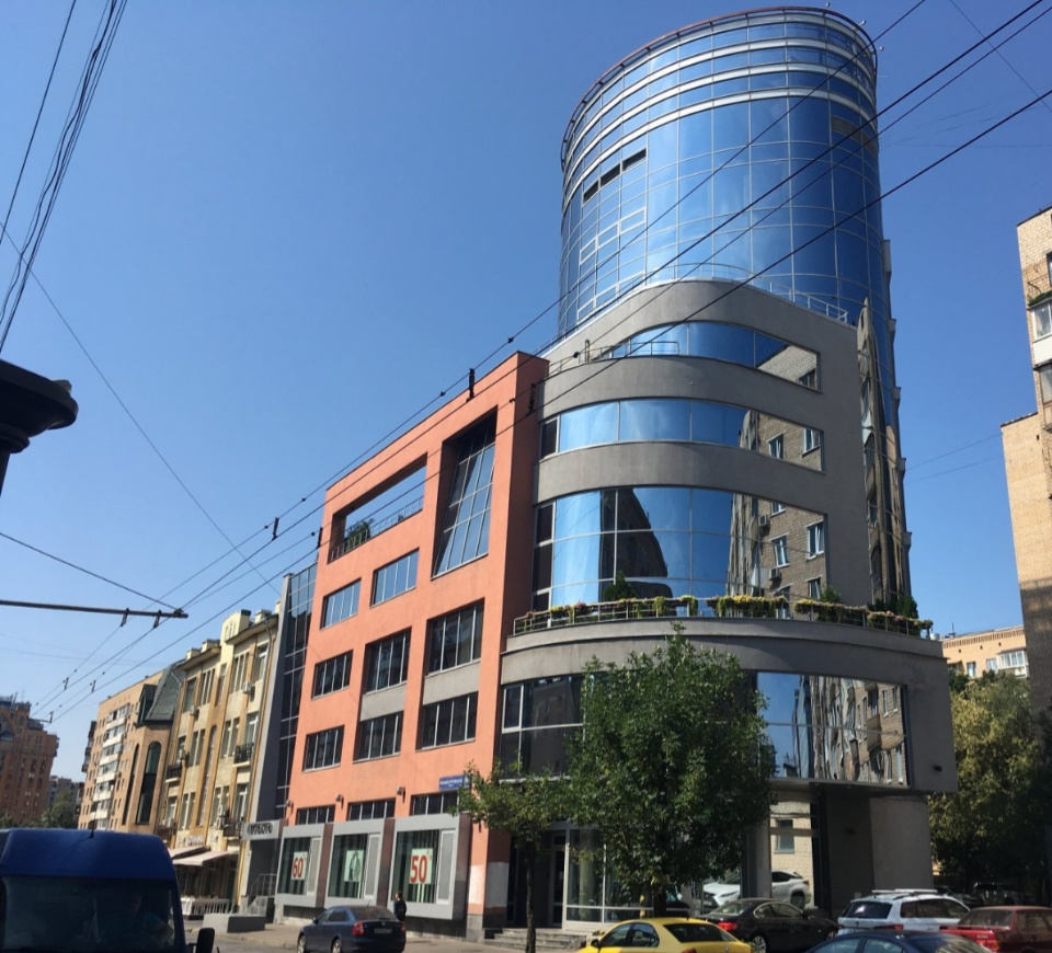 Предлагаем в аренду офис на видовом этаже. 
Общая площадь 165 кв.м
Хорошая отделка, много естественное освещения благодарю наличию больших окон в кабинетах. 
Этаж целиком. 
Планировка преимущественно кабинетная, два сан. узла.
Центральное кондиционирование и вентиляция. 
В БЦ круглосуточная охрана и