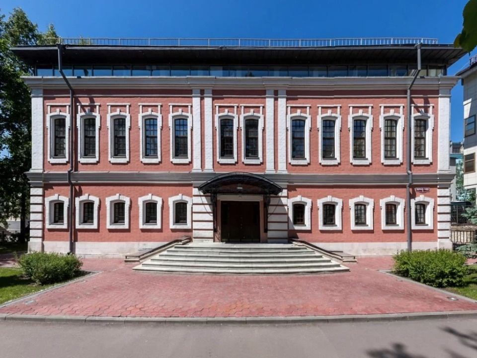 «Ректорский дом» представляет собой монолитный трехэтажный особняк 1830 года постройки. Полная реконструкция произведена в 2008 году. Здание является объектом культурного наследия регионального значения. Часть помещений четвертого – цокольного этажа – занимают новейшие инженерные системы. Особняк им