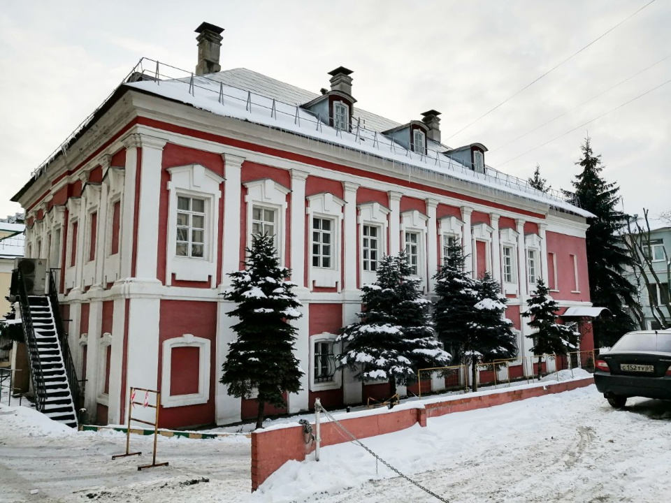 В аренду предлагается помещение офисного назначения, можно использовать также под шоурум/бутик. 
Есть все необходимое для комфортной работы и пребывания.
Бизнес Центр  расположен недалеко от метро «Охотный ряд», «Театральная», «Тверская».
Здание 1917 года постройки, имеет 3 этажа.
На территории есть
