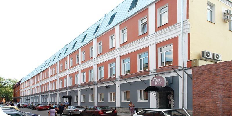 В аренду, под офис, предлагаем отдельный блок смешанной планировки в бизнес-центре «Горизонт». Помещения оборудованы системой кондиционирования, системой контроля доступа в здание, автономным отоплением, телекоммуникационной системой. Свои сан узлы. Для автомобилей арендаторов и гостей предусмотрен 