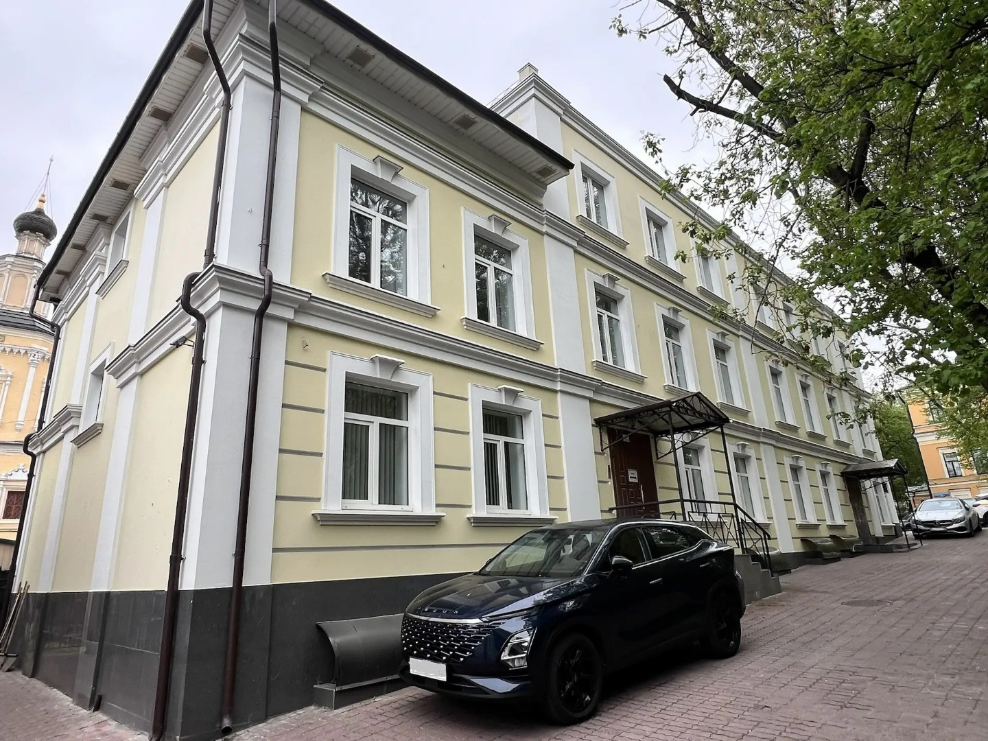 Трехэтажный особняк с подвалом в Хохловском переулке 

Общая площадь 911 кв.м.

Здание оснащено современными инженерными и коммуникационными системами.
Внутри выполнена кабинетная планировка и отделка в офисном стиле. 
На уровне второго этажа есть выход на эксплуатируемую кровлю. 
На территории пред