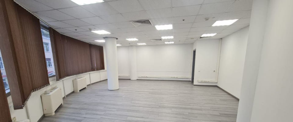 Предлагаем в аренду офис в бизнес-центре.

Общая площадь 350 кв.м
Второй этаж.
Хорошая отделка, много естественное освещения благодарю наличию больших окон в кабинетах. 

Планировка преимущественно кабинетная, кухня и два сан. узла.
Центральное кондиционирование и вентиляция. 

В БЦ круглосуточная о