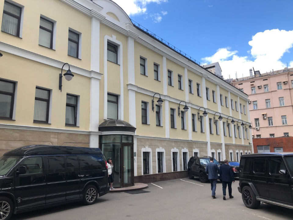 Предлагаем в аренду  офис отдельно стоящем здании 
от собственника:
Общая площадь 475 м2
Возможно деление на меньшие блоки:

53.1 м2 - 2200/м2 в мес.
96.2 м2 - 2100/м2 в мес.
210 м2 - 2100/м2 в мес.
475 м2. - 2000/м2 в мес.

Парковка на 40 м/м.

В стоимость входит: НДС, коммунальные платежи, круглос