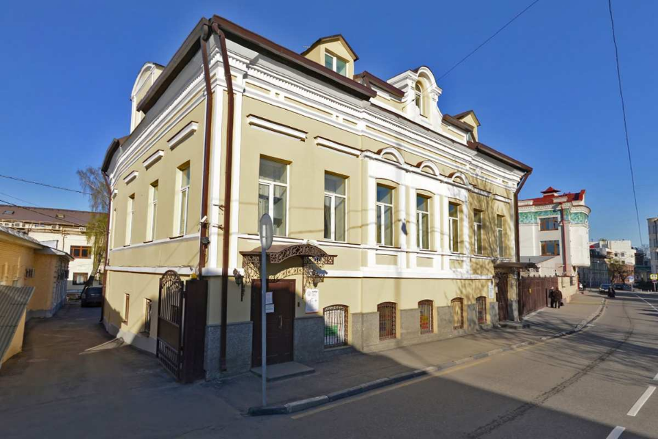 Помещения в особняке под доп/осн. ОФИС БАНКА. Тихое место. Удобная транспортная доступность. Готово для въезда. Центральное кондиционирование, вентиляция. \nПарковка 6 м/мест \n1-й этаж- 220 м2 - оперзал с хранилищем и кассовым узлом, три отдельных входа;\n Подвал - 200 м2 - 4-кассовых узла, хранили