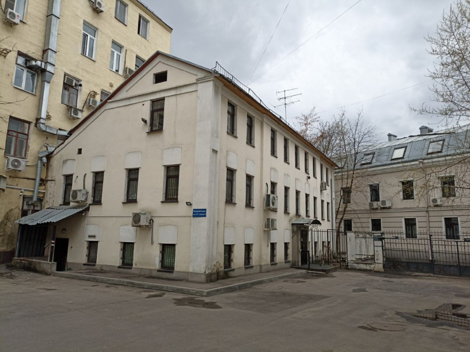 Особняк на Покровском бульваре, 4/17с5 расположен недалеко от метро «Китай-город», «Чистые пруды», «Сретенский бульвар».\nЗдание площадью 433 м², 1917 года постройки, имеет 3 этажа, относится к классу B.\nНа территории есть парковка - наземная, доступ в здание - пропускная система, в здании есть цен