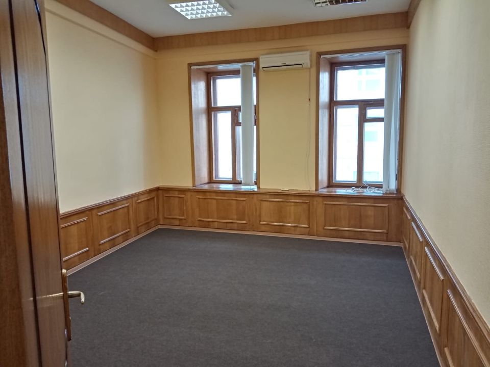 Предлагаем в аренду офисный площадью 75 кв.м. на 2 этаже Бизнес Центра.
10 минут пешком от метро Тверская, Пушкинская. 
Состояние хорошее- сделан ремонт. 
Планировка: 3 кабинета, ресепшн, кухня, санузел, подсобное помещение.
МАП 145 000р 
В ставку включены: коммунальные платежи, ЭР, юр. адрес если н
