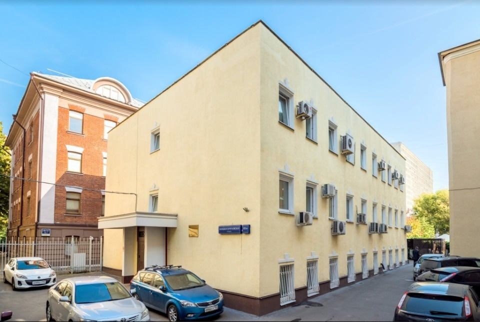 Предлагается на продажу особняк, общей площадью 1012 кв.м.
Не является объектом культурного наследия.
Состоит из 4 этажей: 1,2 этаж, цоколь, подвал.
Год постройки: 1917 г.
Реконструкция: 2002 г.
Наземная парковка: 5 м/м.
Смешанная планировка, все кабинеты с ремонтом, есть кондиционирование.
Потолки 