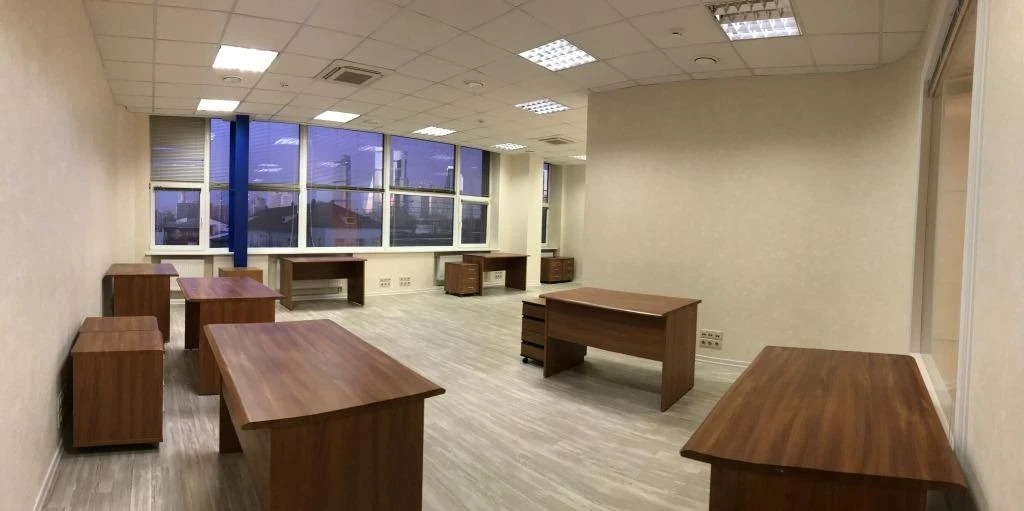 Предлагаем в аренду офис БЦ «Барклай Плаза» класса В.

Общая площадь 184 кв. м. 
Кабинетная планировка
2-й этаж.

8 минут пешком от метро Парк Победы.
 
Для поступления свежего воздуха и обеспечения нормального микроклимата установлена вентиляция.
Высота потолков в помещениях: 3,5 

Лифты марки LG: 
