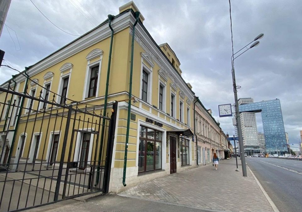 Предлагаем в аренду отдельно стоящее здание.

 Общая площадь 474 м2. 
Первая линия домов. 
1 подземный, 2 наземных + чердак, который возможно эксплуатировать. 
Два отдельных входа
Возможна вывеска на фасаде здания. 
Смешанная планировка. 
Витринное остекление. 
Высокие потолки 3,2 метра. 
Централизо
