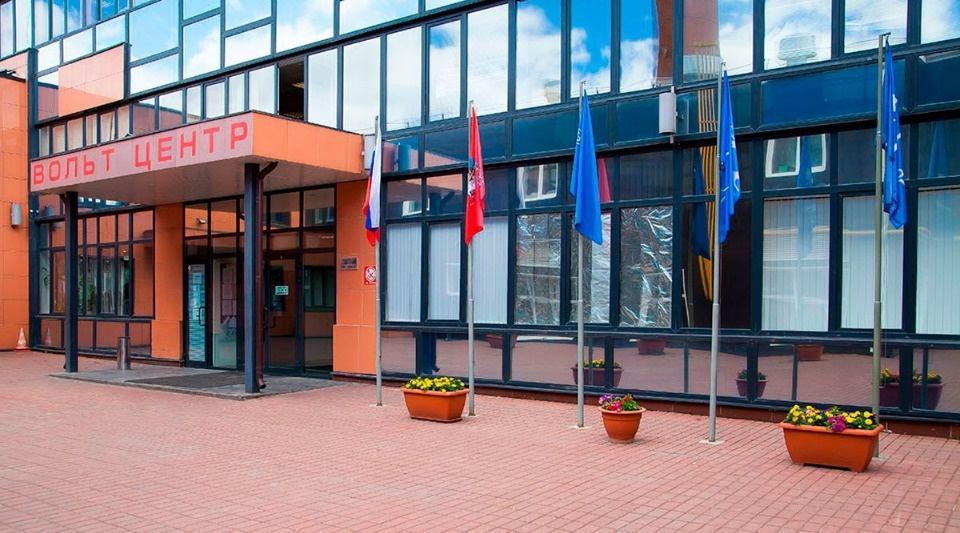 Руслан. Предлагаем в аренду офисное помещения в бизнес-центре класса В ВОЛЬТ. В пределах шаговой доступности от метро. 
Офис -  на 2-м этаже, площадью 311 кв.м., удобная планировка:  четыре кабинета, панорамные окна, потолки - 3 метра. Прямая аренда. 
Развитая инфраструктура. 
Телефония, интерне