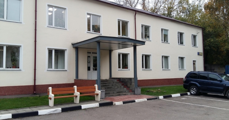 Предлагаем в аренду 3-х этажное здание. 
Общая площадь 1425 кв.м.
Своя благоустроенная территория с возможностью парковки до 30 машин.
Центральные коммуникации  горячего водоснабжения и холодного водоснабжения, водоотведения. 
Пост охраны. Видеонаблюдение. 
От станций метро Крымская и Верхние котлы 