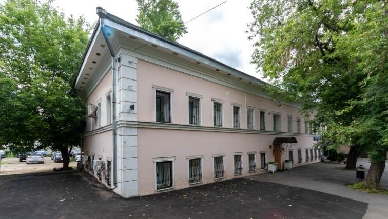 Здание площадью 435 м², 1907 года постройки, имеет 2 этажа.
На территории есть парковка - наземная на 12 мест.
Особняк имеет небольшой приусадебный участок.