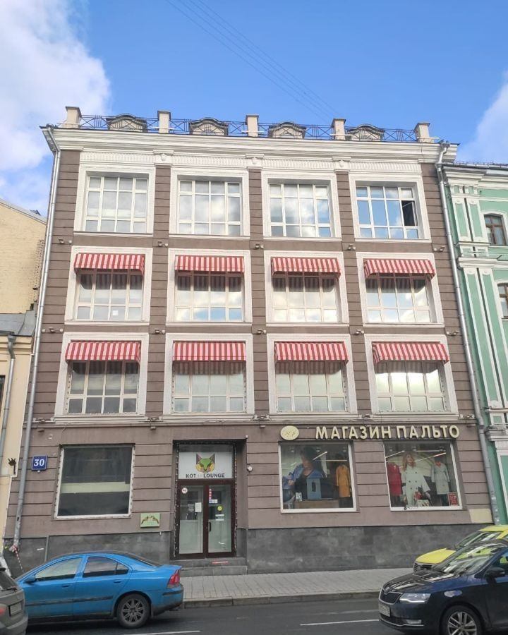  2й и 3й этажи, с огромными витринными окнами. 
1-я линия домов.
 Общая площадь 350 м2. 
Можно арендовать 1 этаж, 170м2. 
Или все 2 этажа. 
Цена за 2 этажа 1.6 млн. 
Рядом с метро Сухаревская, от метро 1 минута.