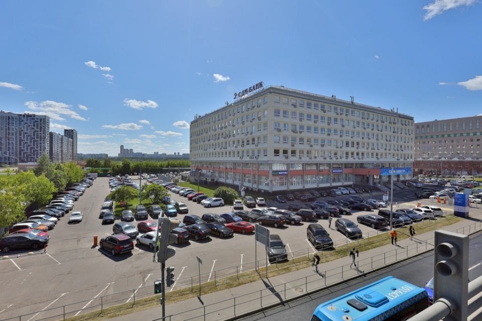 Олег. В аренду предлагаются помещения под размещения офиса в Бизнес Центре класса В. Качественный ремонт, системы приточно-вытяжной вентиляции и кондиционирования, шесть лифтов, видеонаблюдение, круглосуточная охрана, пропускной режим доступа. 
Парковка на 500 автомобилей. 
Конференц-залы площадью
