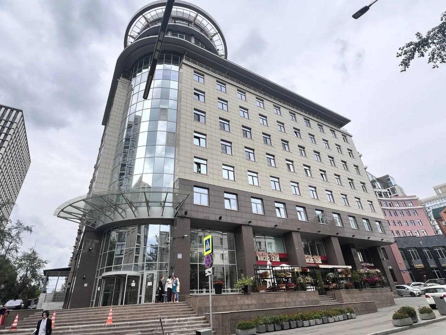 Предлагаем в аренду офисы БЦ «Краснопресненский» 

Планировки смешанные: опен спейс, кабинеты, серверная, кухня.
В помещении кондиционирование и приточно-вытяжная вентиляция. 

Для гостей и сотрудников бизнес-центра работают столовая, кафе и ресторан. 
Круглосуточный режим работы. 
Предоставление юр