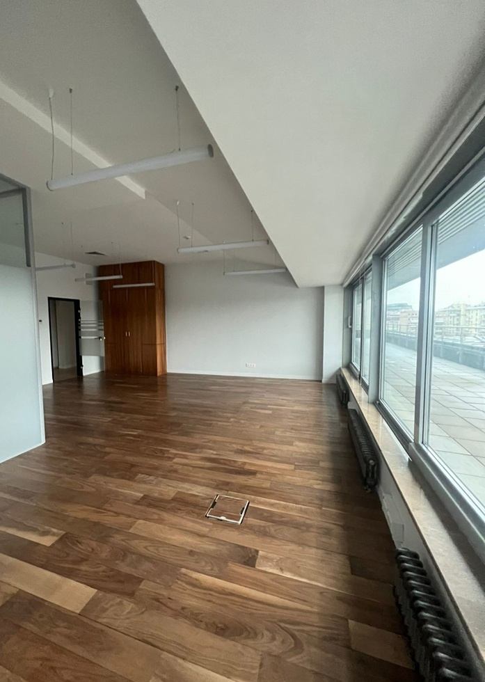 В аренду предлагается офис 225 кв.м. в Бизнес- Центре класса А.
Планировка: 2 опен-спейса и кухня, сан узлы на этаже + терраса
6 этаж .
От станции метро Павелецкая 2 минуты пешком. 
Большие окна. Высокие потолки. 
Прямой договор аренды. 
Удобный подъезд к зданию и выезд на Садовое кольцо. 
Арендна