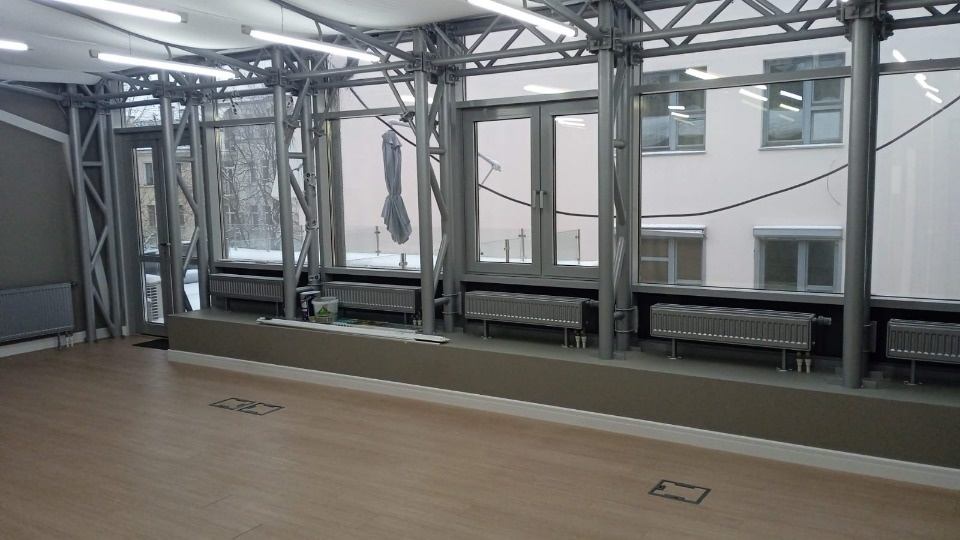 Помещение 71.5 кв.м., открытой планировки. С террасой 
Возможное использование: офис, шоурум, павильон для съёмки.
Много света, окна в пол.
Шикарный Бизнес Центр на первой линии Цветного Бульвара.
Очень выгодное предложение! 
