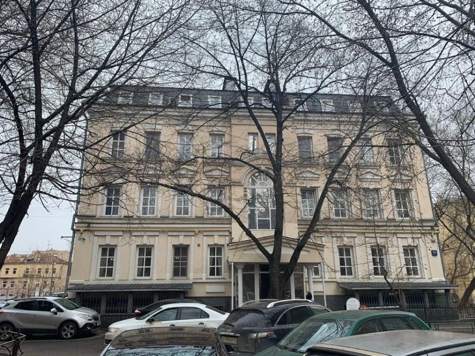 В продаже: офисный особняк на Малой Грузинской улице

1917 года постройки, в 2000-ых полная реконструкция 
Центральные коммуникации
Продажа как объект недвижимости. 
Этажность: 3 этажа + мансарда.  
Планировка: кабинетная.
Отделка: стандартная офисная.

Особняк не является объектом культурного насле