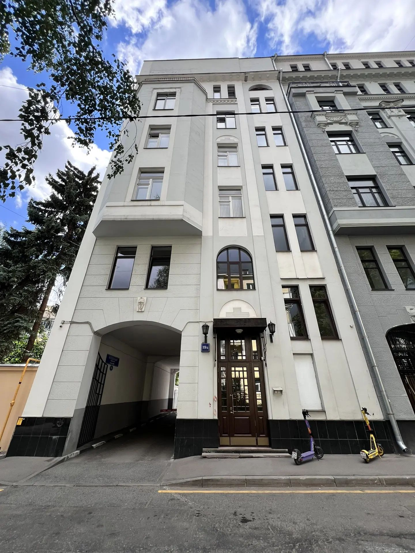 Предлагаем в аренду офис на Хлебном переулке.

Общая площадь 100,6 кв.м.
Планировка кабинетная, сан узел, куня.
Высота потолков 3.45 м. 
Кондиционеры. 

Круглосуточный доступ, охрана. 

В ставку включены: НДС, коммунальные (включая электричество). 
Стоимость аренды 424 449 руб. в месяц.  
Юр. адрес 