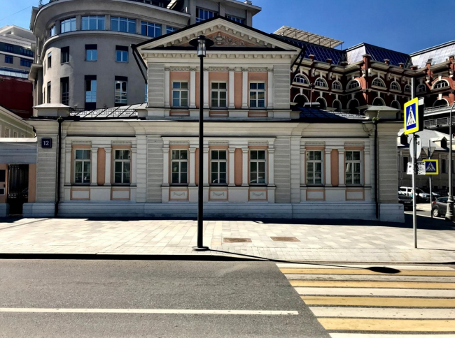 Предлагается в аренду особняк 363 кв.м.
Особняк класса А
Современное 2-х этажное здание (2 этажа и цокольный этаж).
Реконструкция  2000 г.
2-3 парковочных места во дворе.
До метро Полянка 6 мин.
Удобное расположение дома на первой линии, престижное местоположение, собственные парковочные места. 
О