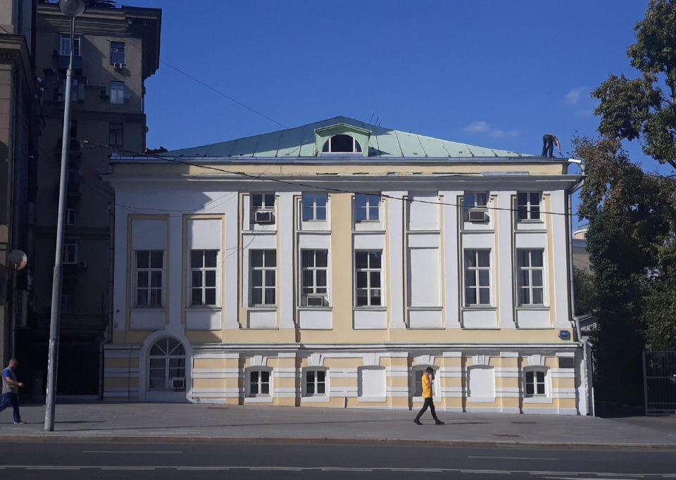 Предлагаем в аренду особняк на Садовом кольце.
Общая площадь – 1 300 кв. м.
Количество этажей – 3
На собственная закрытая территория.
Наземная парковка на 7 машин (входит в стоимость аренды).
Кабинетная планировка и готовая отделка. 
Для руководства предусмотрена VIP-зона.
Три минуты пешком от станц