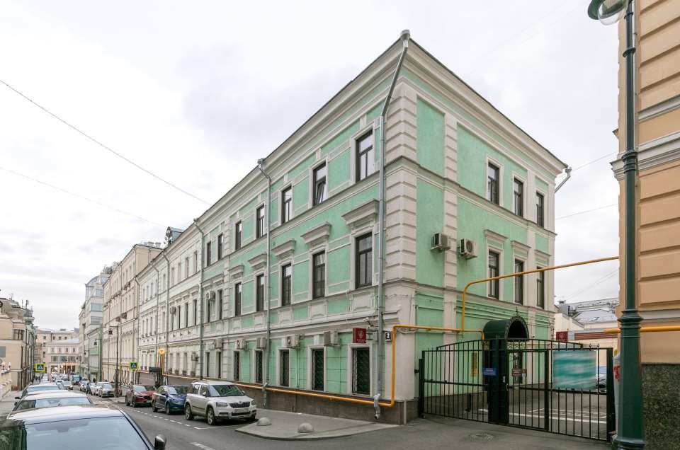 Предлагаем в аренду помещения  с отдельной входной группой. 
1-й этаж 63,8 кв.м.,
2-й этаж - 118 кв.м., 
3-й этаж -157 кв.м., 
эксплуатируемый подвал - 125.1 кв.м. 
Помещения с отделкой за выездом арендатора. 
Кабинетная планировка, зонирование выполнено легко возводимыми перегородками. 
Не памятник