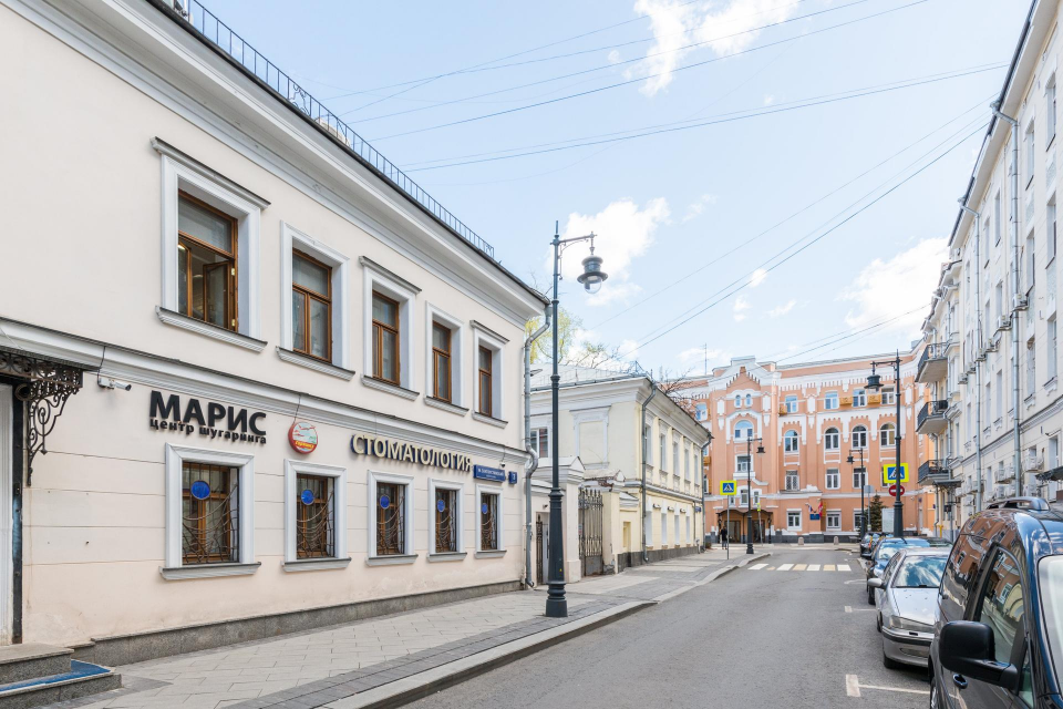 В центре Москвы предлагаем в аренду особняк в 5-ти минутах пешком от метро Китай-город.

Отдельно стоящее 2-х этажное здание + (подвал и мансарда). 

Общая площадь 1 400 кв.м.

 Высота потолков 3,2 метра.

Кабинетная планировка.
Мокрые точки практически в каждом кабинете.

Парковка: наземная парковк