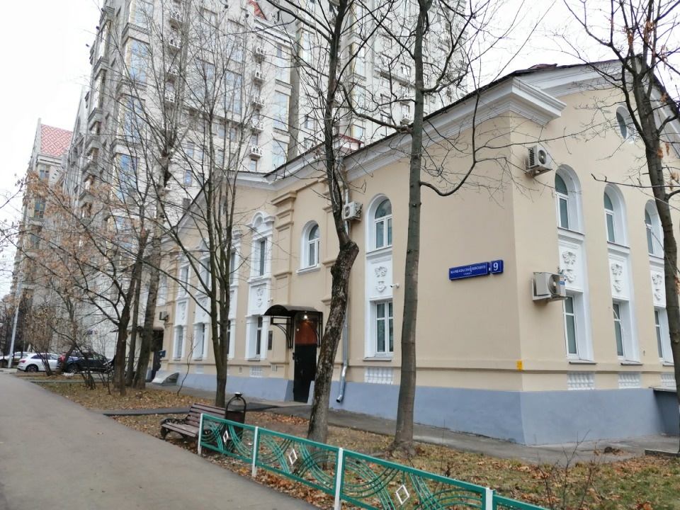 Предлагаем в аренду офисное помещение общей площадью 80 кв.м. 
Планировка: четыре кабинета, сан узел и кухня. 
Кондиционеры.
2-ой этаж отреставрированного особняка. 
5 минут пешком от метро Октябрьское Поле. 
Арендная ставка 130.000 руб в месяц. 
УСН.