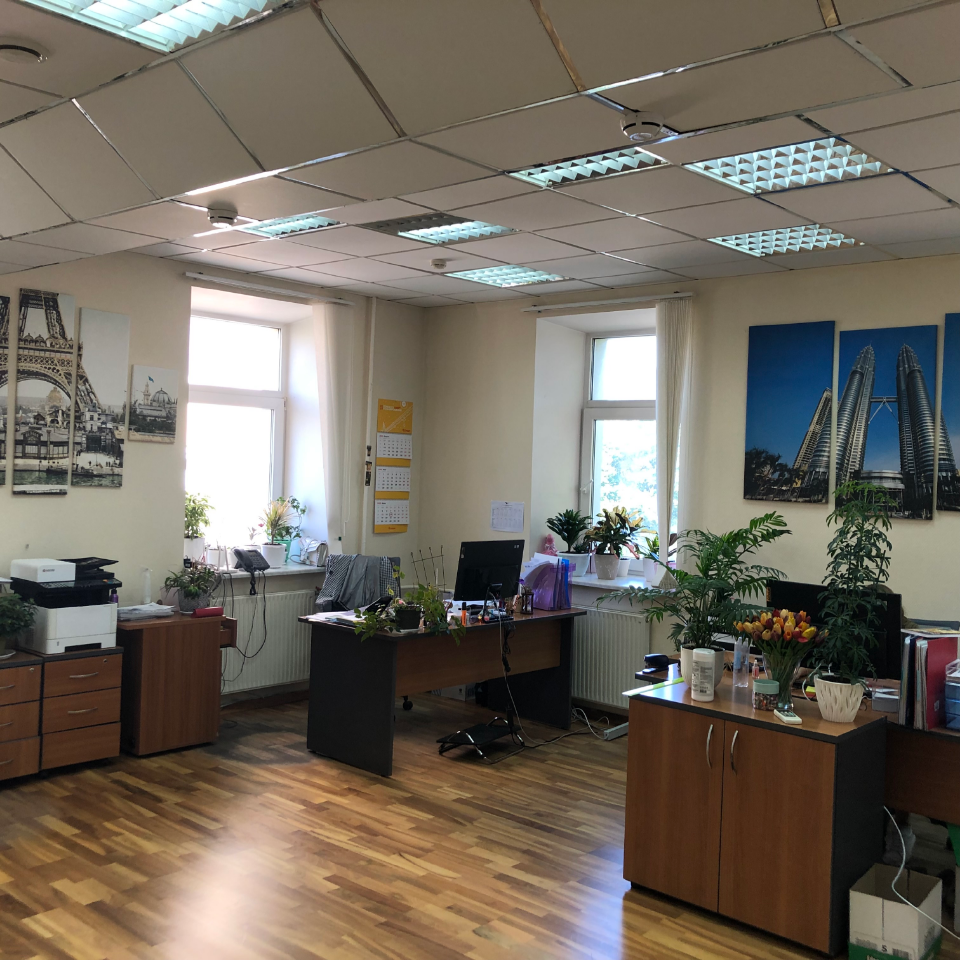 Предлагаем в аренду офис 103 кв.м 

4 этаж.
Отдельный блок кабинетной планировки, с кухней и санузлами.
Состояние хорошее. 
Мебель при необходимости предоставляется. 

Ставка аренды 22 000 рулей кв.м. в год  с НДС. Электроэнергия оплачивается отдельно. 
Юридический адрес ИФНС 15. 
Прямая аренда. 

Р