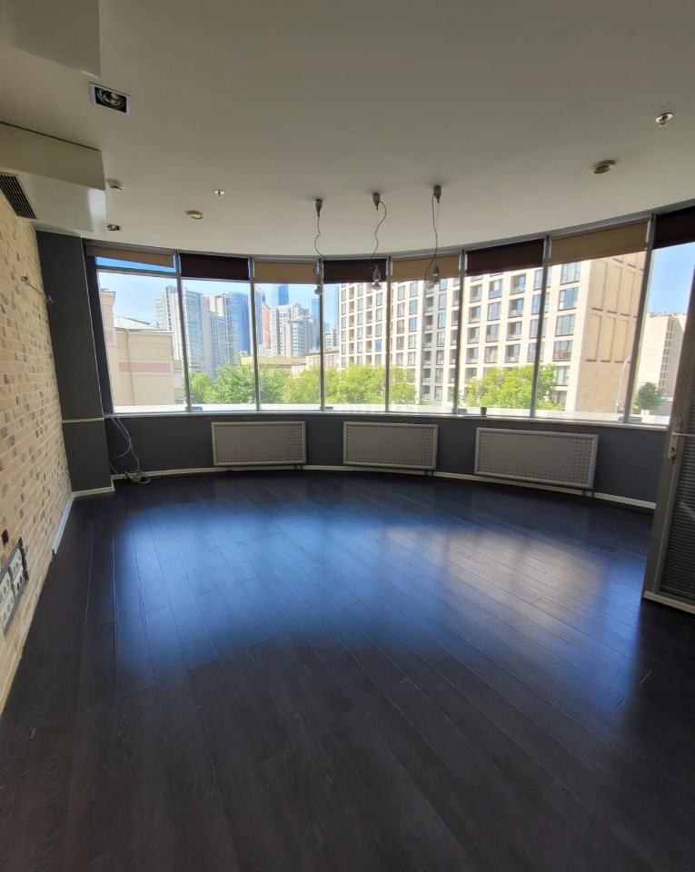 Предлагаем в аренду офис БЦ «Краснопресненский» 

Общая площадь 145 кв.м. на 3 этаже 
Планировка: пять кабинетов, серверная, коридор. 
В помещении кондиционирование и приточно-вытяжная вентиляция. 

Для гостей и сотрудников бизнес-центра работают столовая, кафе и ресторан. 
Круглосуточный режим рабо