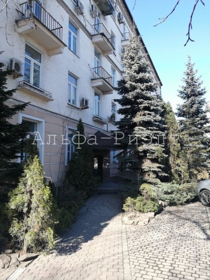 Олег. Сдам в аренду помещение 303 кв. м., с отдельным входом. Кабинетная планировка, сан. узлы. Отделка помещений стандартного офисного типа. Системы безопасности : пожарная сигнализация, видеонаблюдение, круглосуточная охрана. Места для парковки. В шаговой доступности метро, магазины. В цоколе здан