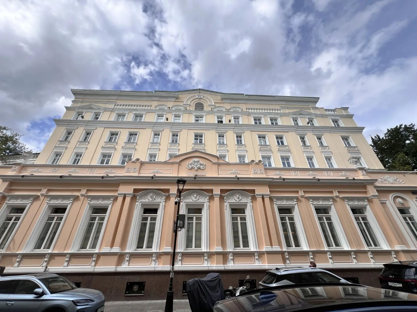 Предлагаем в аренду офис в Бизнес-Центре класса А. 

Общая площадь 211 кв.м.  
Смешанная планировка: опен спейс, два изолированных кабинета, кухня, сан узлы.
Серверная с отдельным кондиционированием
Выполнен качественный, дорогой ремонт. 
2-й этаж.

Современные инженерно-технические коммуникации: 
-