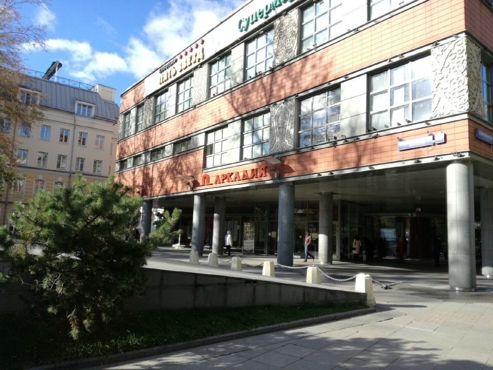 Прямая аренда от собственника! 
Предлагаем офисный блок 172 м2, в Торгово Офисном Центре Аркадия 
Метро Новокузнецкая в трех минутах пешком. 
Видовой офис с выходом на террасу и видом на Кремль.
Качественный ремонт.  
Прямой договор без комиссий и переплат. 
Просторные и светлые общественные зоны.